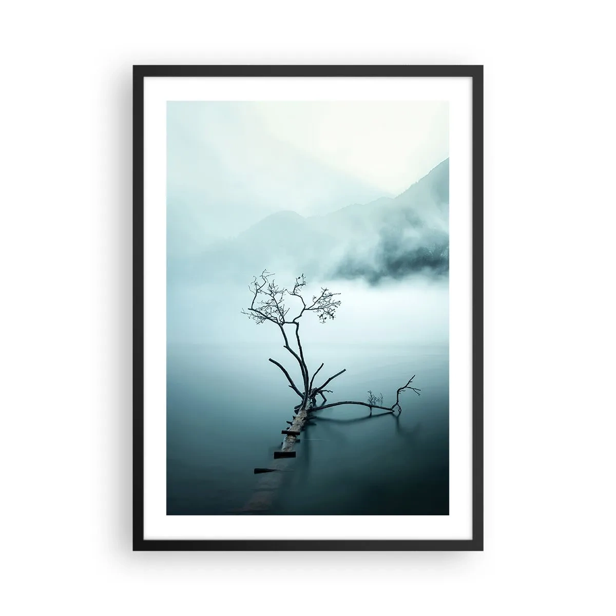 Pôster com moldura preta - Uma fotografia de uma árvore solitária crescendo na água, cercada por neblina e montanhas. - 50x70cm - Da água e da neblina - Decoração de parede moderna para a sala de estar e quarto ARTTOR