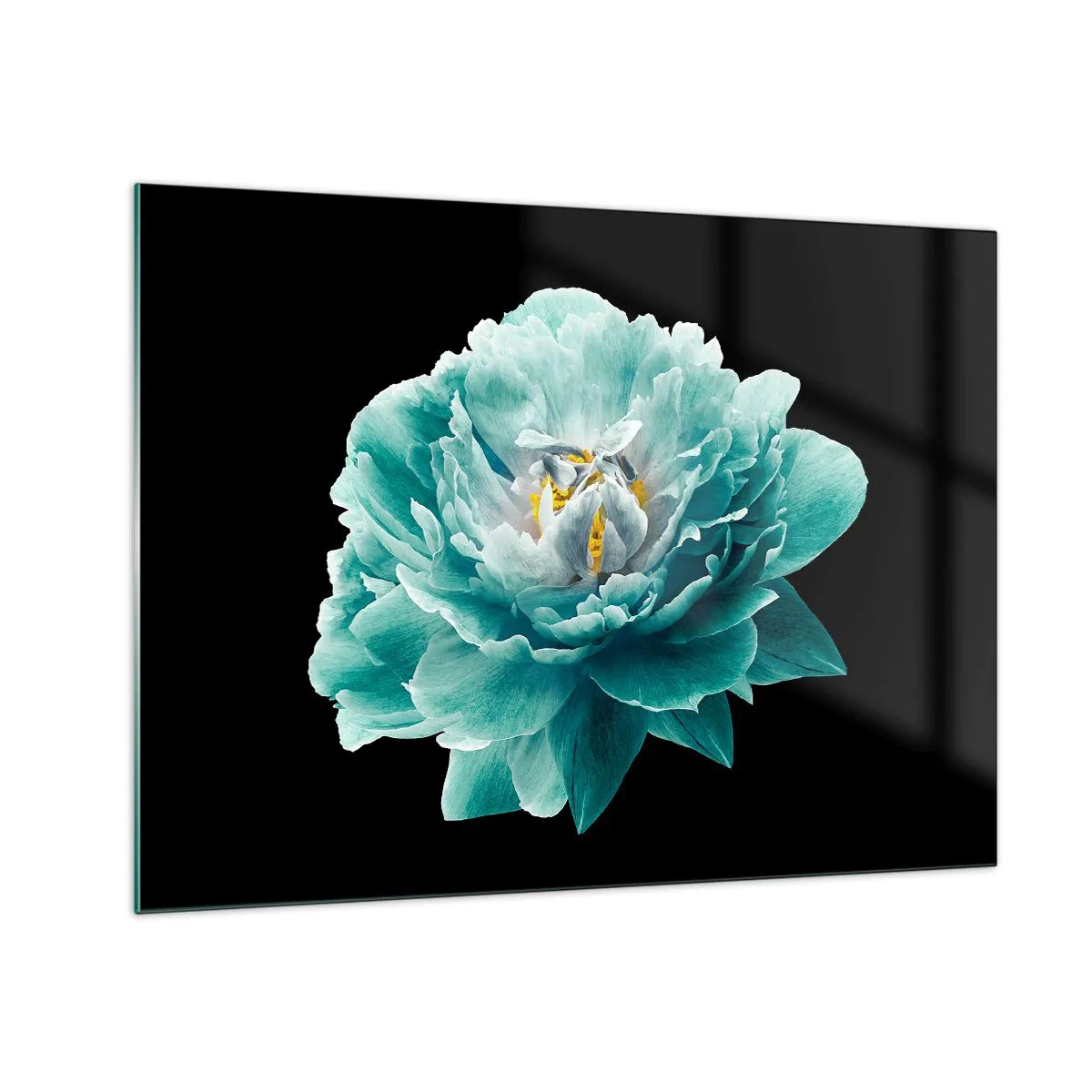 Quadro em vidro - Uma flor turquesa com um centro amarelo sobre um fundo preto em um estilo glamouroso. - 70x50cm - Pétalas azuis e douradas - Decoração de parede moderna para a sala de estar e quarto ARTTOR