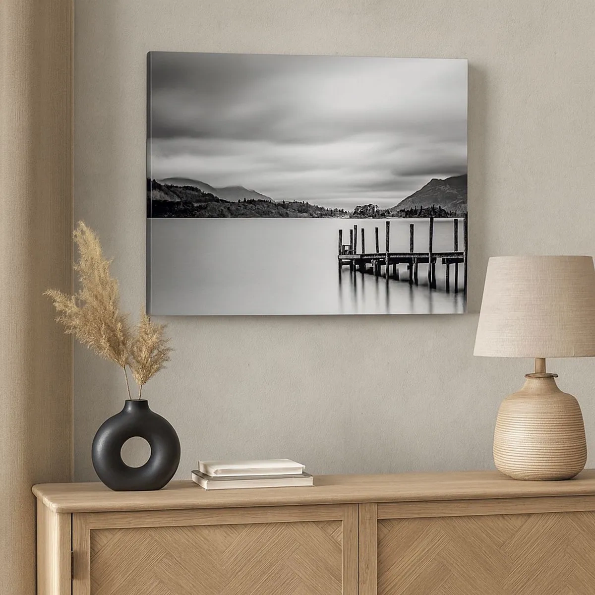 Quadro em tela - Paisagem em preto e branco com um píer sobre um lago - 70x50cm - Gentileza e força - Decoração de parede moderna para a sala de estar e quarto ARTTOR