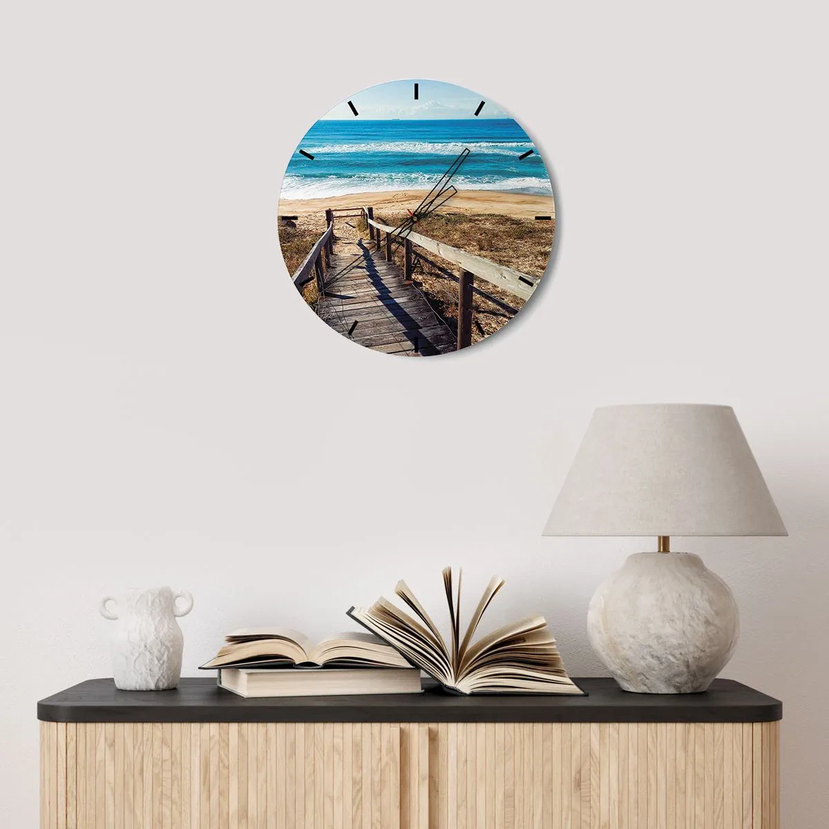 Relógio de parede - Relógio em vidro - Um cais de madeira leva a uma praia de areia perto do oceano azul - 30x30cm - Corra! - Decoração de parede moderna para a sala de estar, cozinha e quarto ARTTOR