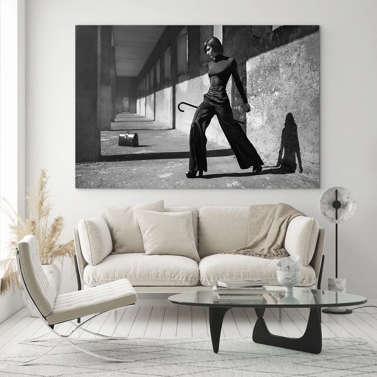 Quadro em vidro - Fotografia em preto e branco de uma mulher com uma roupa elegante em um ambiente urbano. - 70x50cm - Elegância urbana - Decoração de parede moderna para a sala de estar e quarto ARTTOR