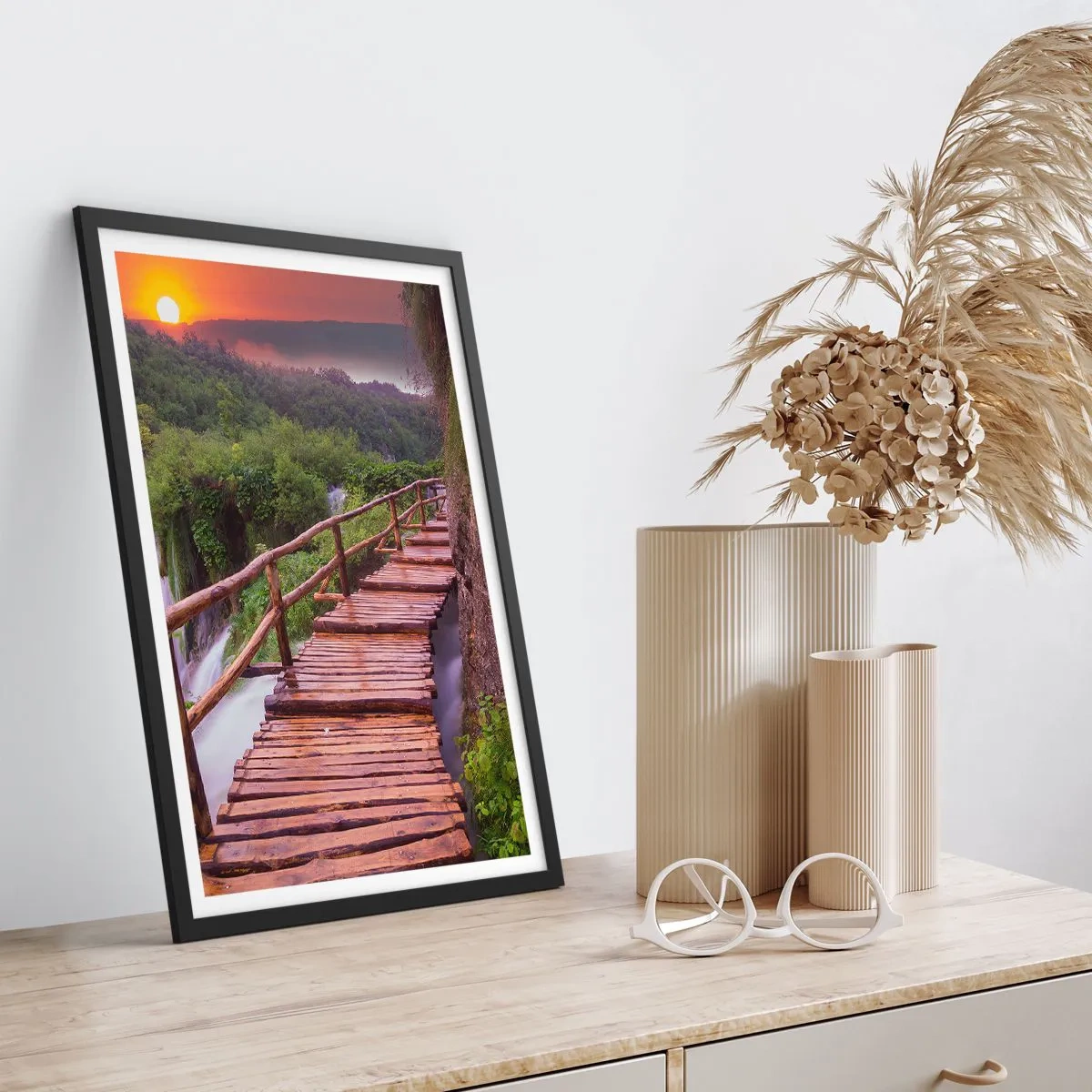 Pôster com moldura preta - Uma ponte de madeira entre a vegetação e o pôr do sol - 50x70cm - Beleza inacreditável - Decoração de parede moderna para a sala de estar e quarto ARTTOR