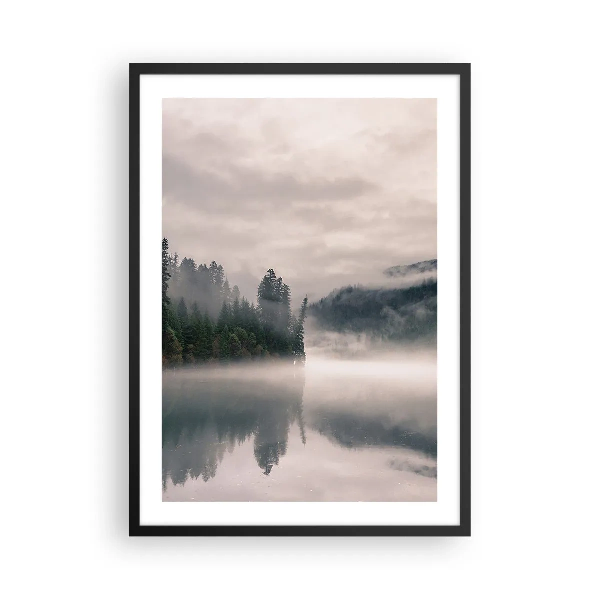 Pôster com moldura preta - Uma floresta enevoada refletida na superfície calma do lago - 50x70cm - Em devaneio, na névoa - Decoração de parede moderna para a sala de estar e quarto ARTTOR