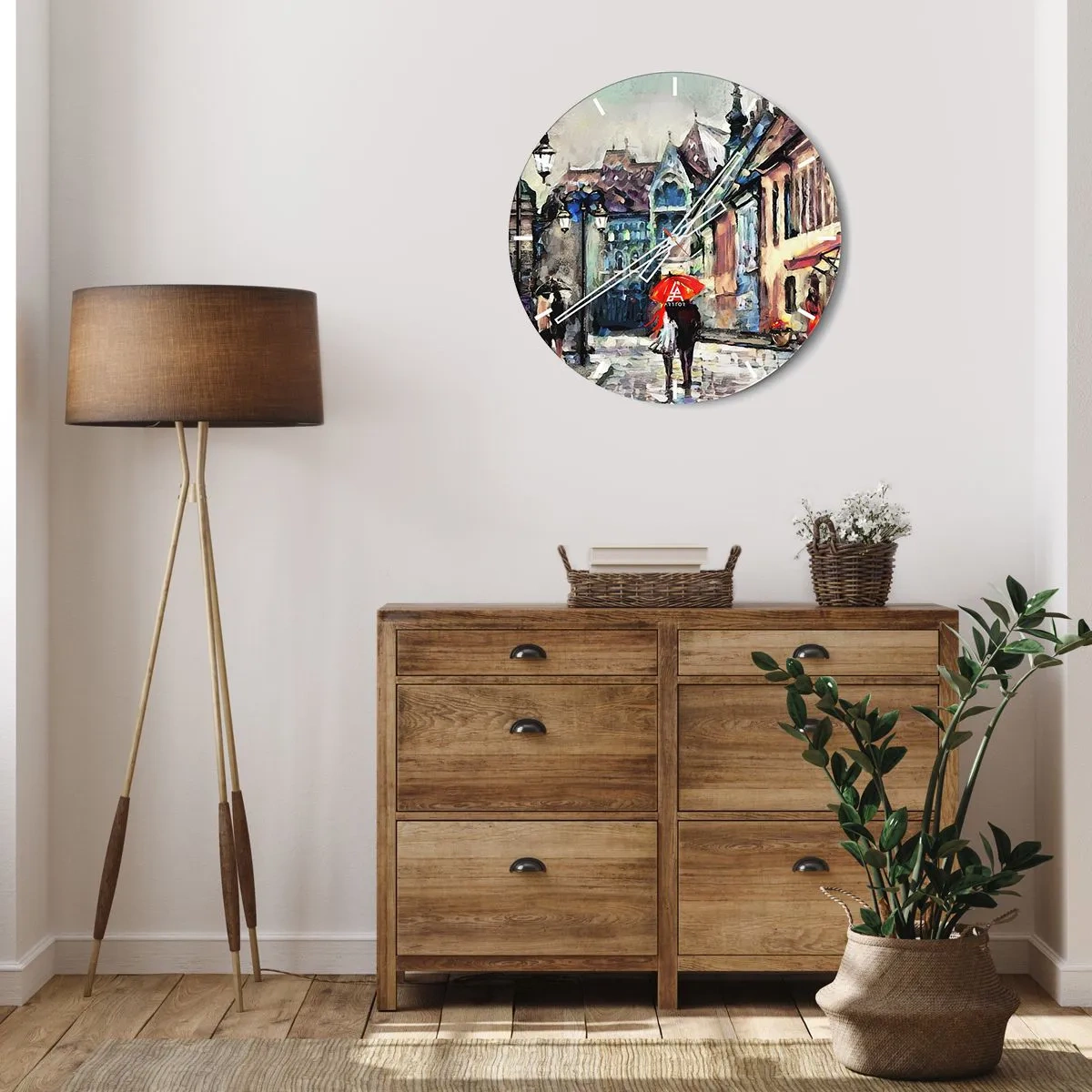 Relógio de parede - Relógio em vidro - Uma rua romântica com um guarda-chuva tendo como pano de fundo casas de cortiços na chuva - 30x30cm - Chuva para dois - Decoração de parede moderna para a sala de estar, cozinha e quarto ARTTOR