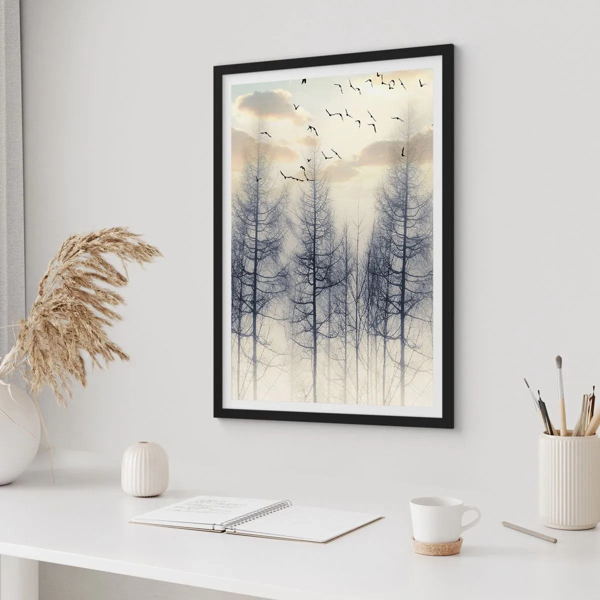 Pôster com moldura preta - Uma floresta enevoada com árvores altas e pássaros voando pela manhã - 50x70cm - Espíritos florestais - Decoração de parede moderna para a sala de estar e quarto ARTTOR