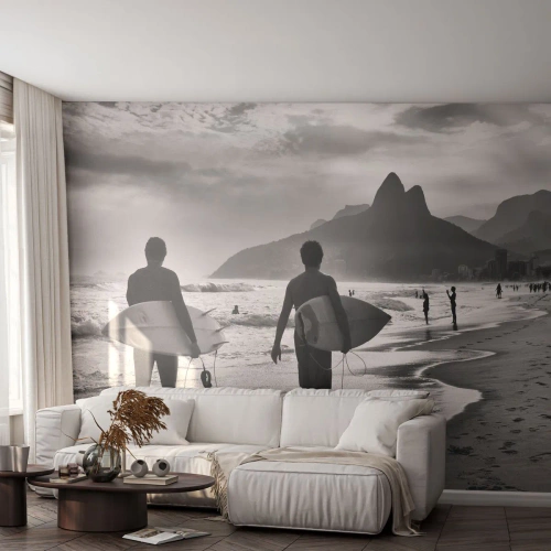 Papel de Parede Standard Eco - Surfistas na praia ao pôr do sol em preto e branco - 100x70cm - Samba para uma onda - Decoração de parede moderna para a sala de estar e quarto ARTTOR