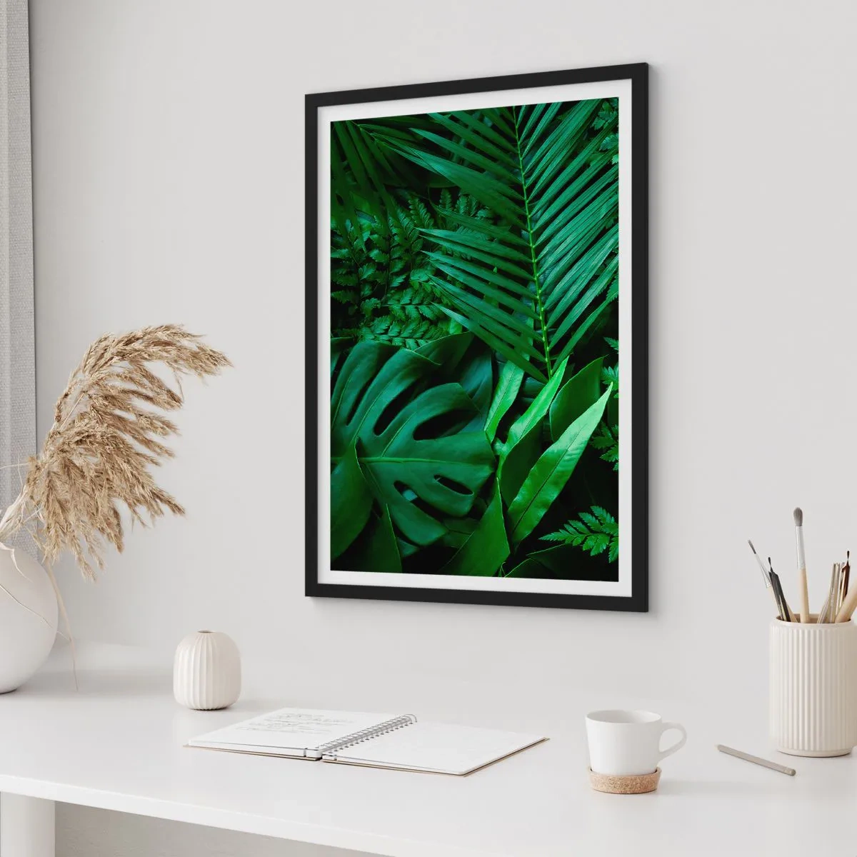 Pôster com moldura preta - Folhas verdes de samambaia e palmeira criam um padrão tropical - 50x70cm - Envolto em verde - Decoração de parede moderna para a sala de estar e quarto ARTTOR