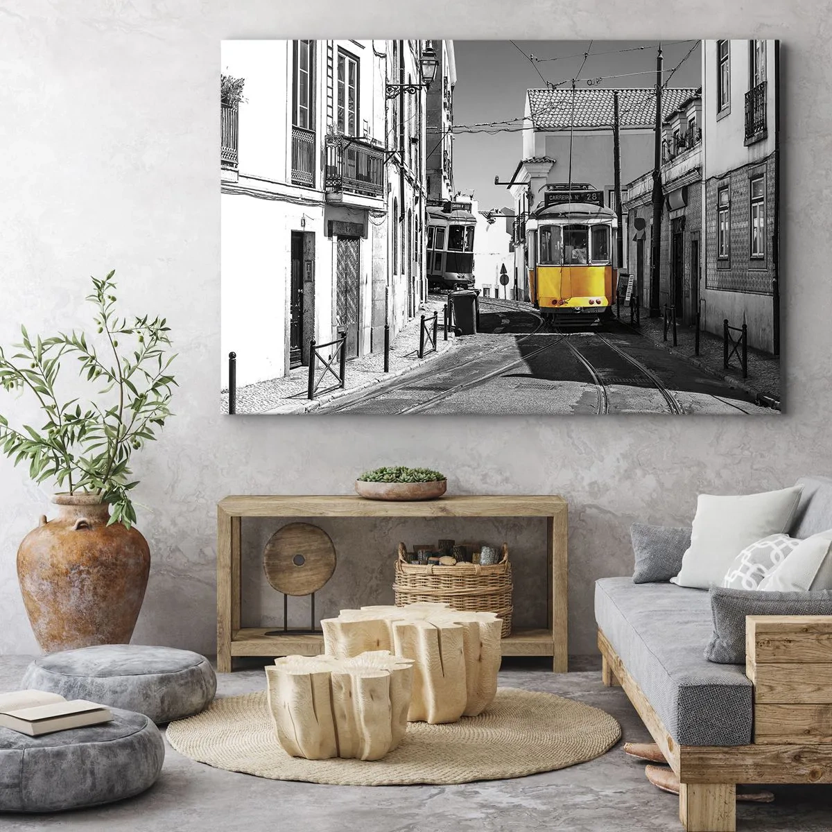 Quadro em tela - Um eléctrico amarelo nas ruas de Lisboa num cenário monocromático - 70x50cm - O Espírito de Lisboa - Decoração de parede moderna para a sala de estar e quarto ARTTOR