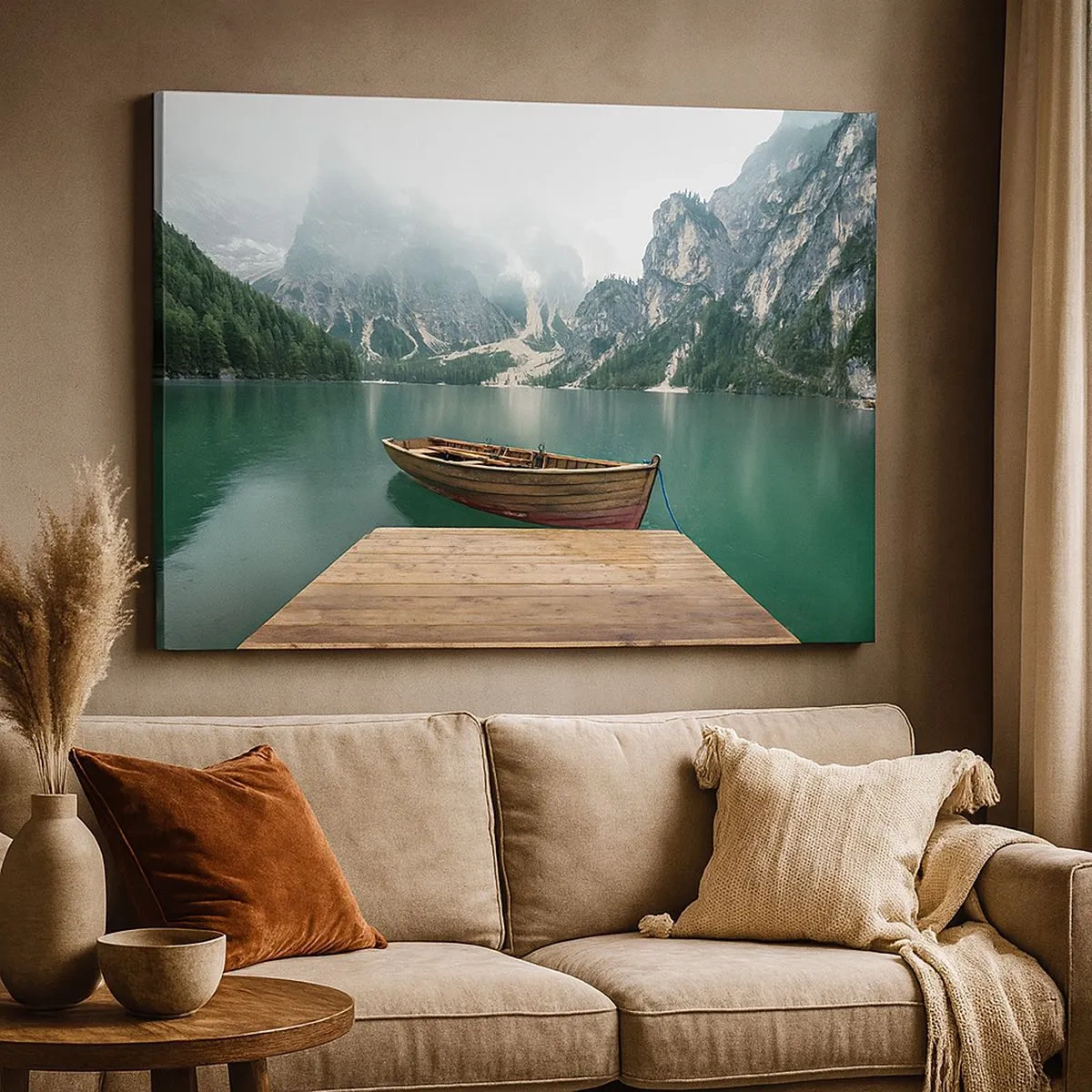 Quadro em tela - Um barco de madeira em um píer em um lago cercado por montanhas - 70x50cm - Rochas orgulhosas  - Decoração de parede moderna para a sala de estar e quarto ARTTOR