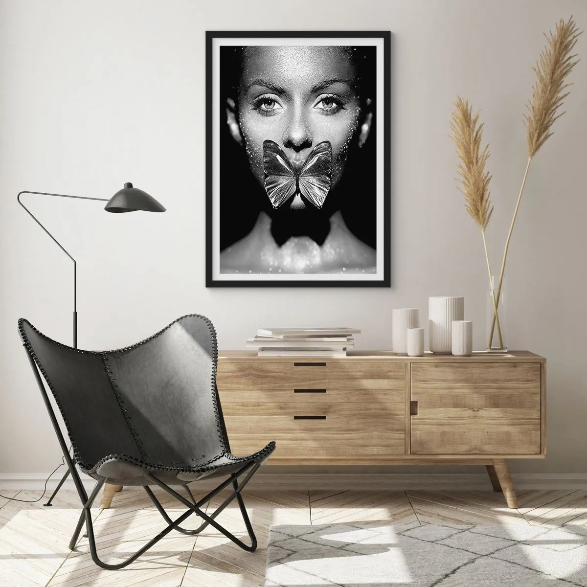 Pôster com moldura preta - Retrato de uma mulher com uma borboleta nos lábios em preto e branco - 50x70cm - O beijo da borboleta - Decoração de parede moderna para a sala de estar e quarto ARTTOR