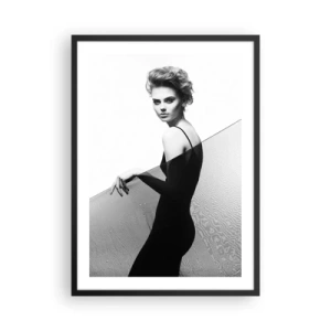 Pôster com moldura preta - Uma mulher de vestido preto contra uma paisagem desértica - 50x70cm - Olhar magnético - Decoração de parede moderna para a sala de estar e quarto ARTTOR