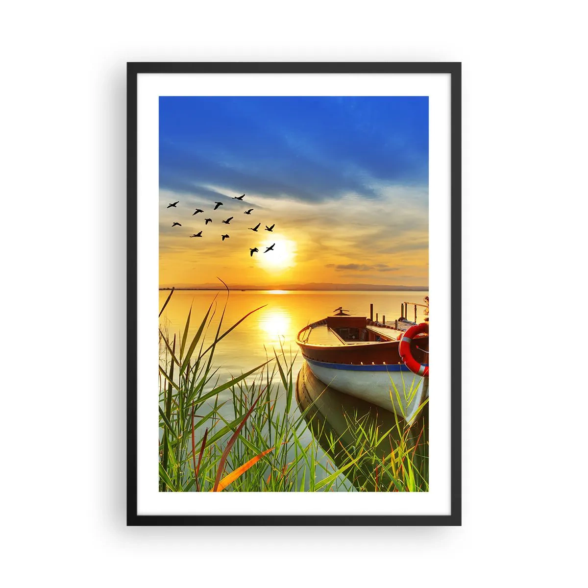 Pôster com moldura preta - Um barco na margem de um lago ao pôr do sol com pássaros no céu - 50x70cm - Os corvos-marinhos já estão de saída - Decoração de parede moderna para a sala de estar e quarto ARTTOR