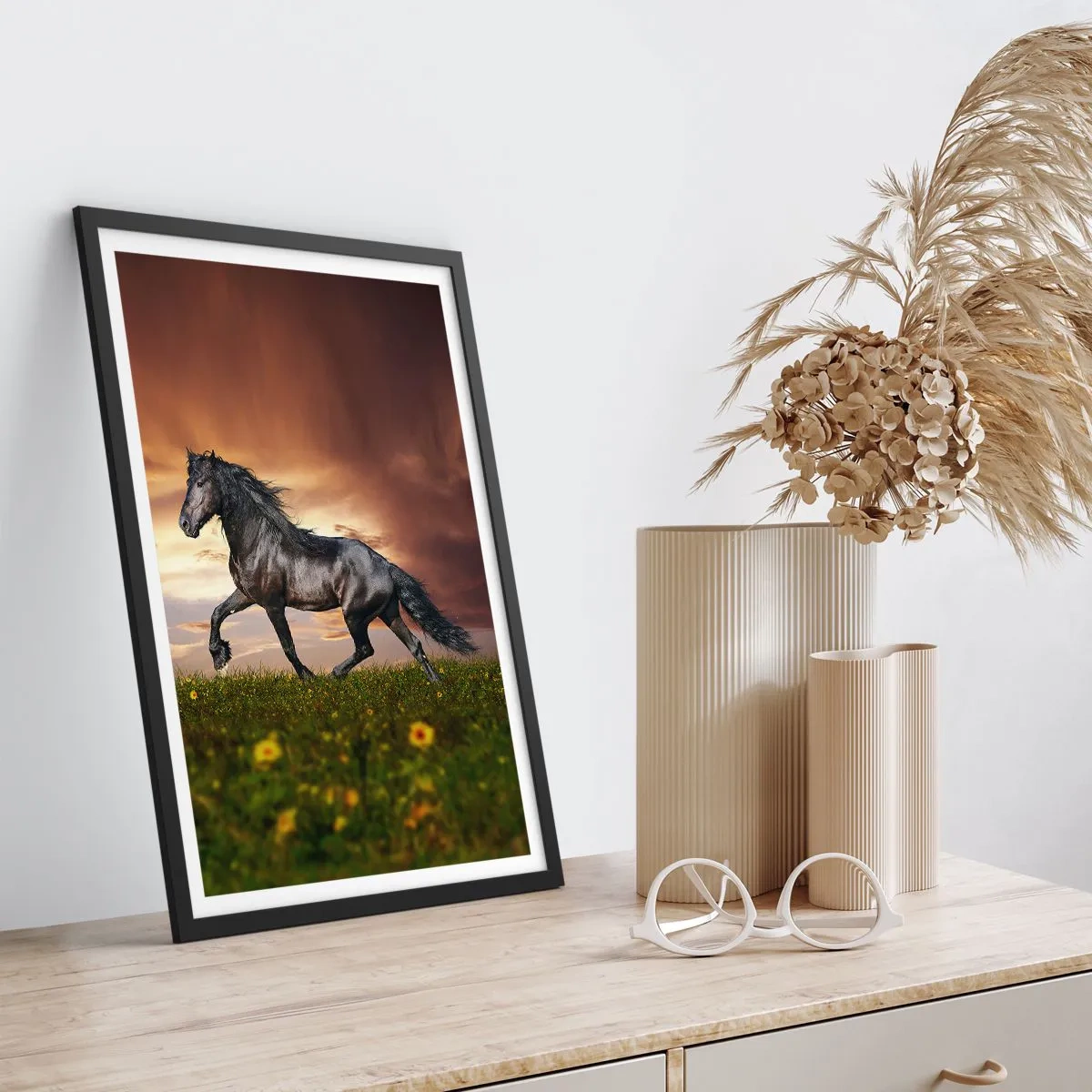 Pôster com moldura preta - Um cavalo preto galopa por um prado à luz do pôr do sol. - 50x70cm - O Príncipe Negro - Decoração de parede moderna para a sala de estar e quarto ARTTOR