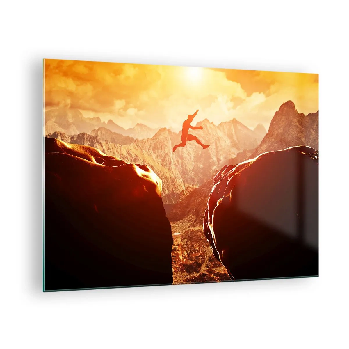 Quadro em vidro - Saltando sobre um abismo em uma paisagem montanhosa ao pôr do sol - 70x50cm - Superando os limites - Decoração de parede moderna para a sala de estar e quarto ARTTOR