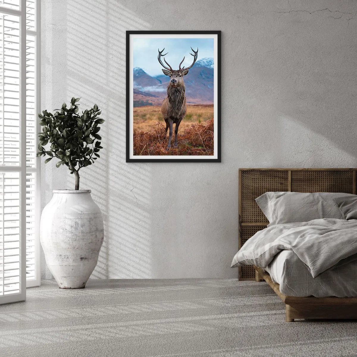 Pôster com moldura preta - Um cervo orgulhoso contra um cenário de montanha - 50x70cm - Na sua própria terra - Decoração de parede moderna para a sala de estar e quarto ARTTOR