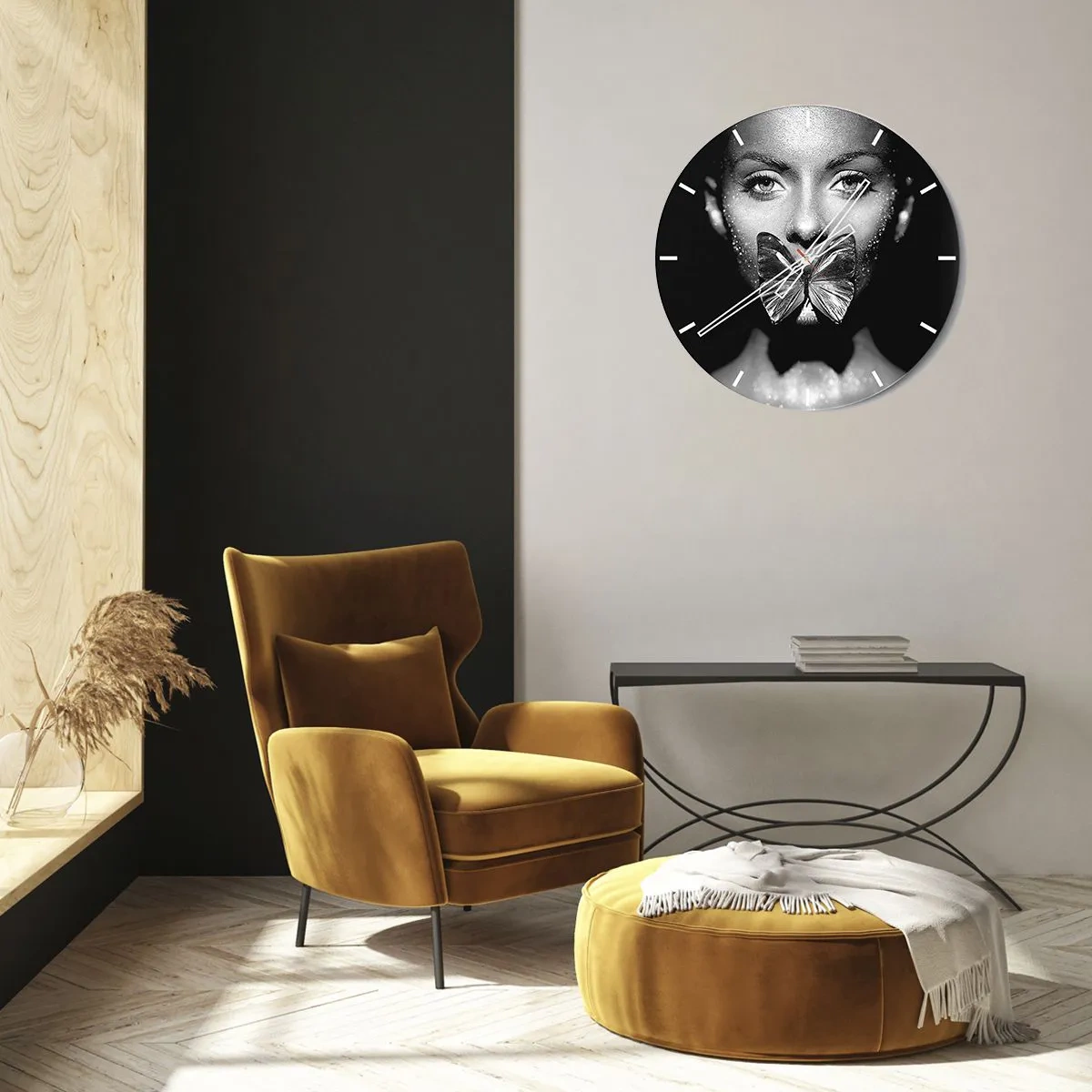 Relógio de parede - Relógio em vidro - Rosto de mulher em preto e branco com uma borboleta nos lábios - 30x30cm - O beijo da borboleta - Decoração de parede moderna para a sala de estar, cozinha e quarto ARTTOR