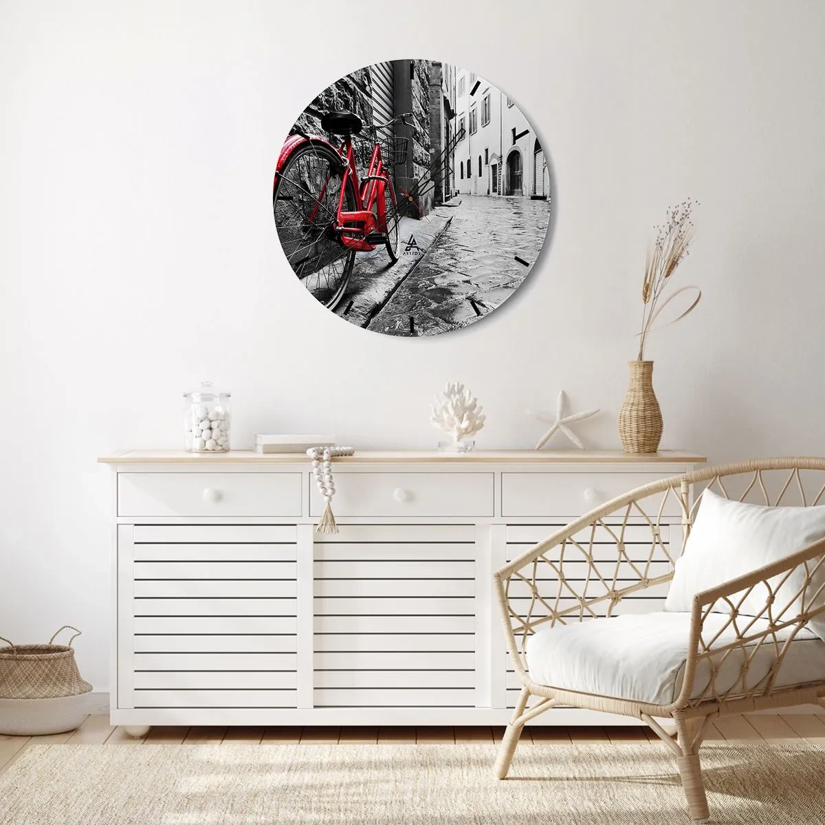 Relógio de parede - Relógio em vidro - Uma bicicleta vermelha contra uma rua preta e branca - 30x30cm - A verdadeira beleza não envelhece - Decoração de parede moderna para a sala de estar, cozinha e quarto ARTTOR