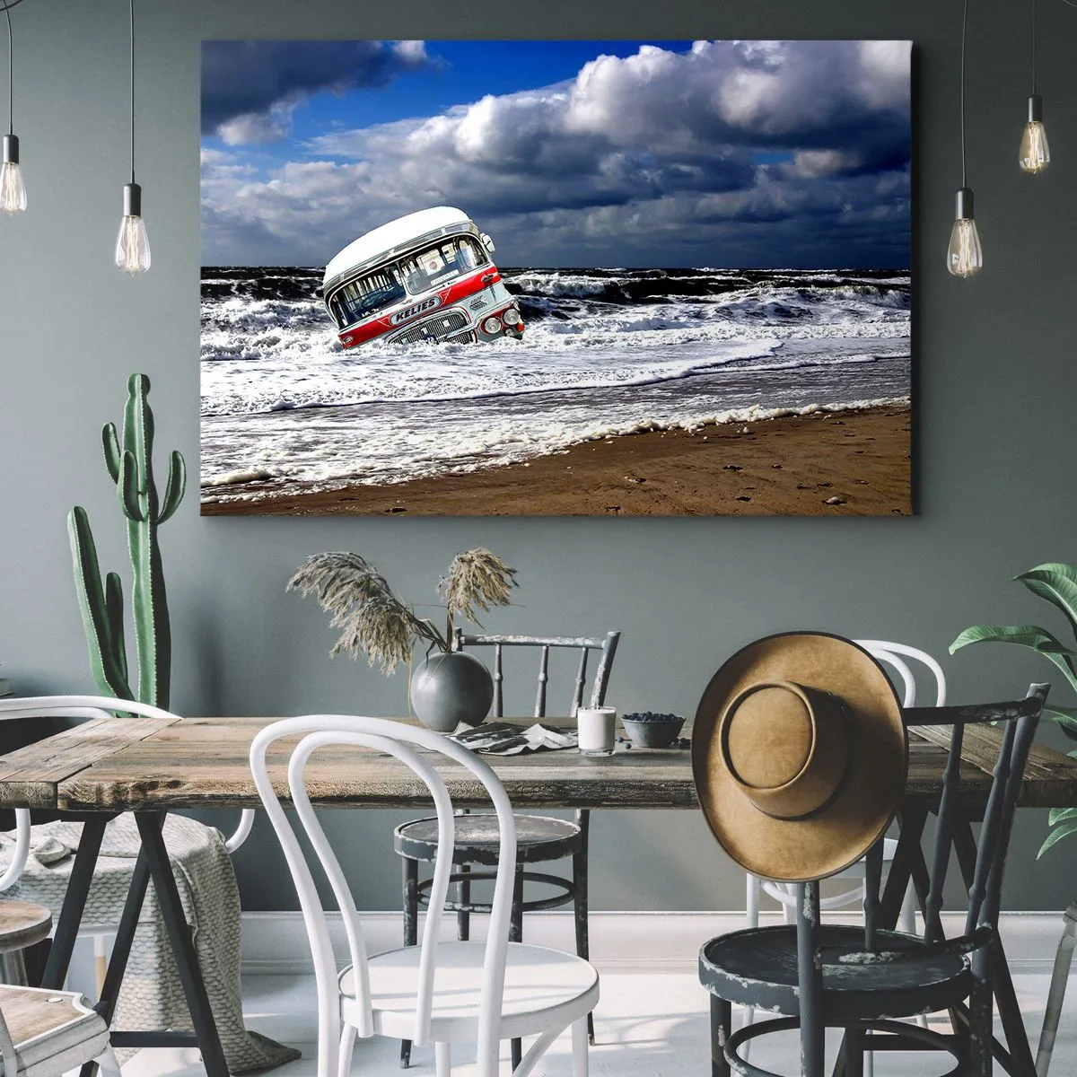 Quadro em tela - Um ônibus afundado na praia em meio a ondas e mar agitado - 70x50cm - E por que a surpresa? - Decoração de parede moderna para a sala de estar e quarto ARTTOR