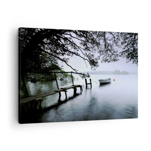 Quadro em tela - Um cais sobre a água com um barco ao fundo, cercado por uma paisagem enevoada - 70x50cm - Descanso imediato - Decoração de parede moderna para a sala de estar e quarto ARTTOR