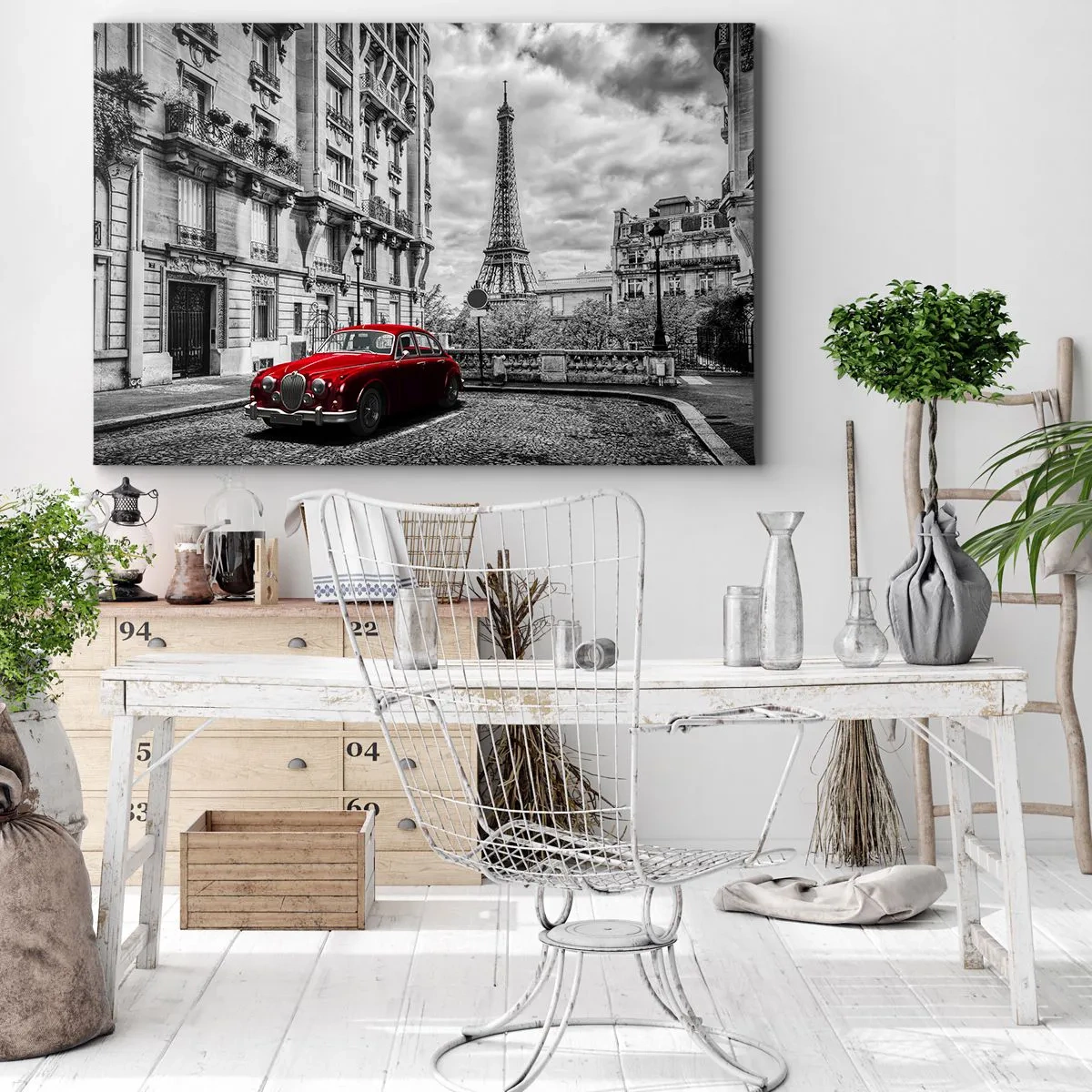 Quadro em tela - Um carro vermelho com a Torre Eiffel ao fundo em um cenário preto e branco - 70x50cm - Predador na cidade - Decoração de parede moderna para a sala de estar e quarto ARTTOR