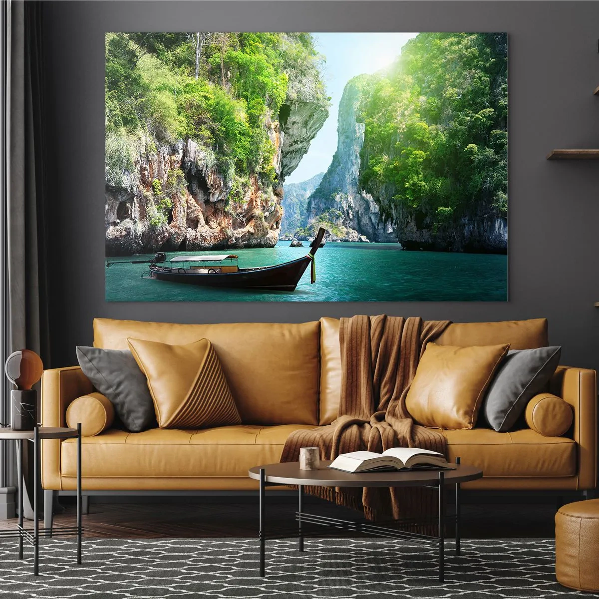 Quadro em vidro - Um barco tradicional em águas turquesas entre penhascos - 70x50cm - Um convite para uma viagem exótica - Decoração de parede moderna para a sala de estar e quarto ARTTOR
