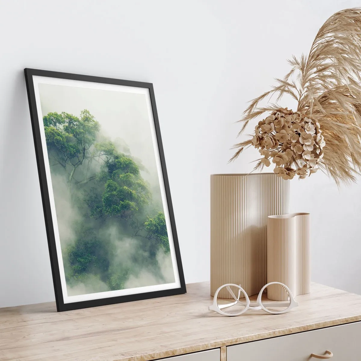 Pôster com moldura preta - Copas verdes de árvores escondidas em uma névoa espessa e misteriosa - 50x70cm - Envolto em neblina - Decoração de parede moderna para a sala de estar e quarto ARTTOR