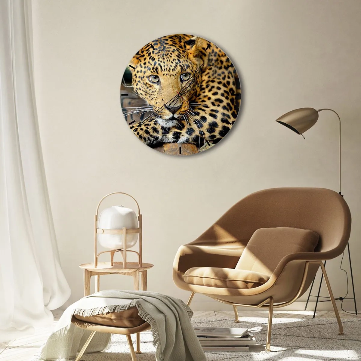 Relógio de parede - Relógio em vidro - Retrato de um leopardo com um olhar intenso - 30x30cm - Não tenha medo, venha - Decoração de parede moderna para a sala de estar, cozinha e quarto ARTTOR