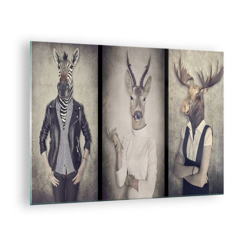 Quadro em vidro - Três figuras de animais em trajes humanos sobre um fundo neutro - 70x50cm - Deixem os gestos falar - Decoração de parede moderna para a sala de estar e quarto ARTTOR