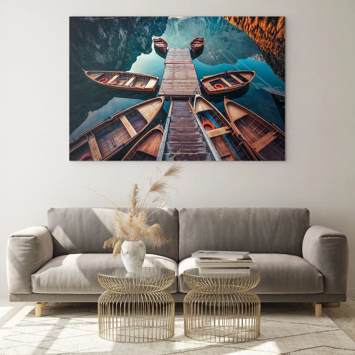 Quadro em vidro - Vista de barcos de madeira atracados em um píer nas montanhas - 70x50cm - À espera na marina - Decoração de parede moderna para a sala de estar e quarto ARTTOR