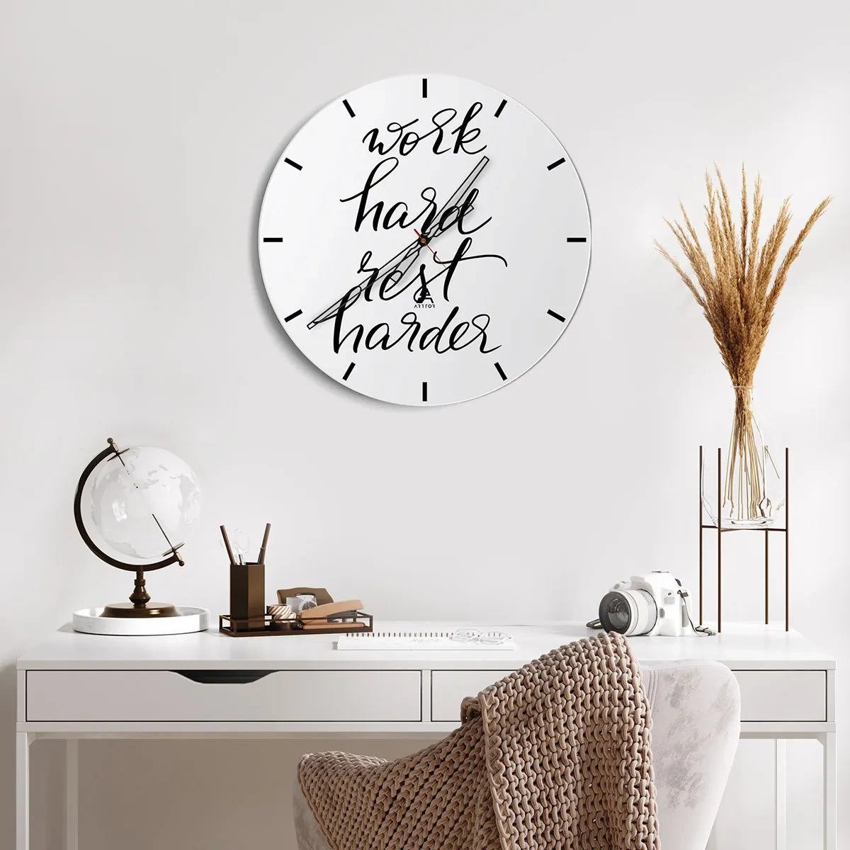 Relógio de parede - Relógio em vidro - Inscrição em preto e branco trabalhe duro descanse mais duro em um fundo branco - 30x30cm - Equilíbrio da vida - Decoração de parede moderna para a sala de estar, cozinha e quarto ARTTOR