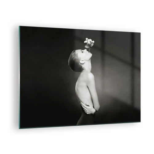 Quadro em vidro - Uma mulher com uma flor na boca em um retrato em preto e branco - 70x50cm - Elegância excêntrica - Decoração de parede moderna para a sala de estar e quarto ARTTOR