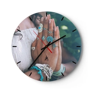 Relógio de parede - Relógio em vidro - Mãos com joias boho em um fundo natural - 30x30cm - Bem-vindo ao centro do ser - Decoração de parede moderna para a sala de estar, cozinha e quarto ARTTOR