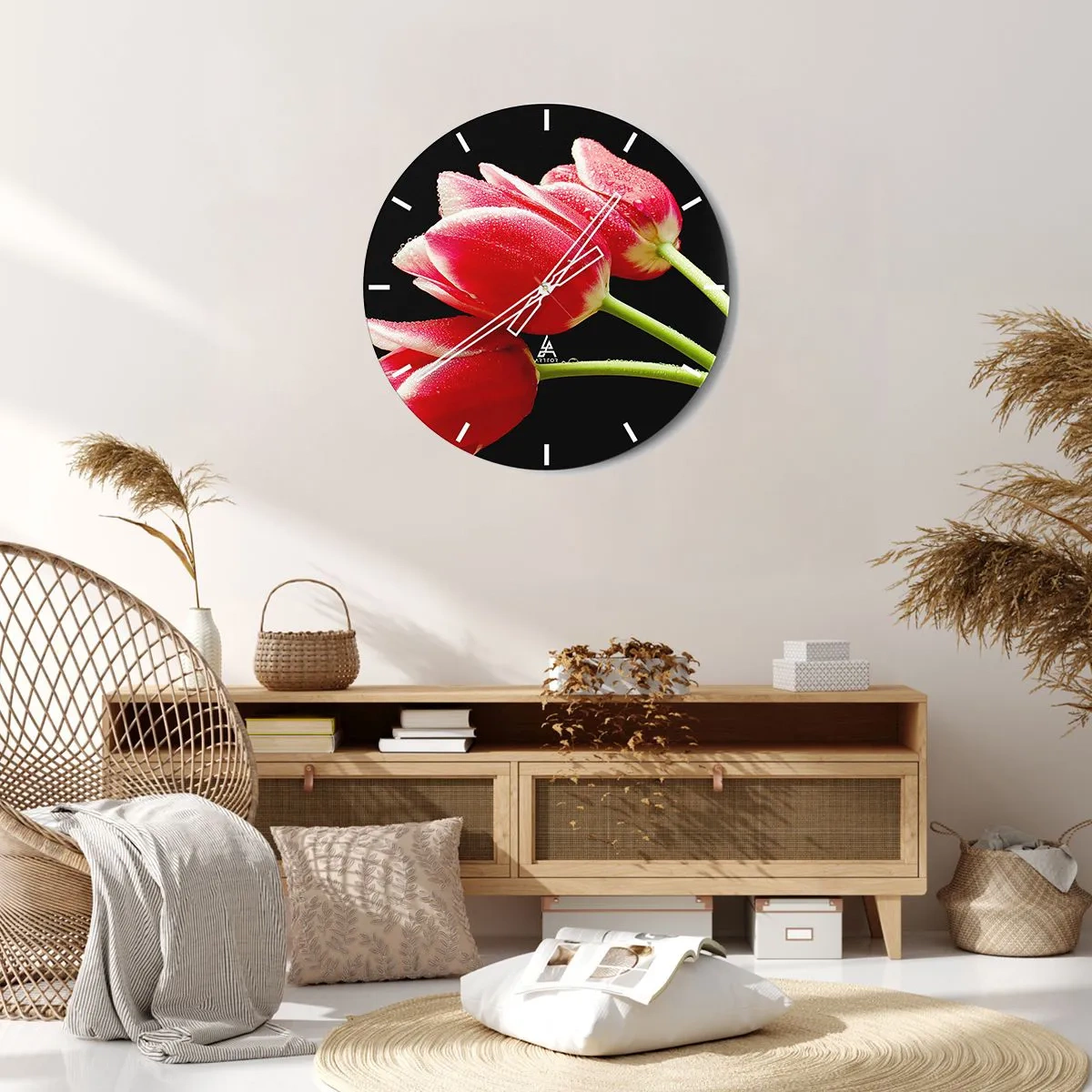 Relógio de parede - Relógio em vidro - Tulipas vermelhas com gotas de água em um fundo preto - 30x30cm - A promessa do amor puro - Decoração de parede moderna para a sala de estar, cozinha e quarto ARTTOR