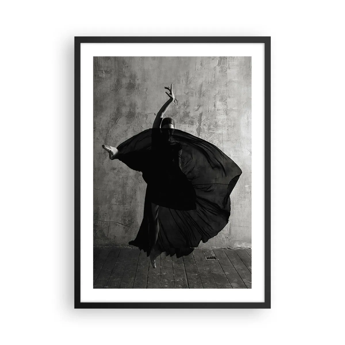 Pôster com moldura preta - Uma foto em preto e branco de uma dançarina em movimento dinâmico contra uma parede crua. - 50x70cm - Cheio de paixão - Decoração de parede moderna para a sala de estar e quarto ARTTOR