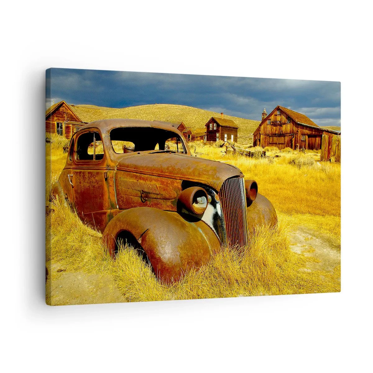 Quadro em tela - Um carro velho e enferrujado contra o pano de fundo de cabanas de madeira abandonadas - 70x50cm - Um merecido descanso - Decoração de parede moderna para a sala de estar e quarto ARTTOR