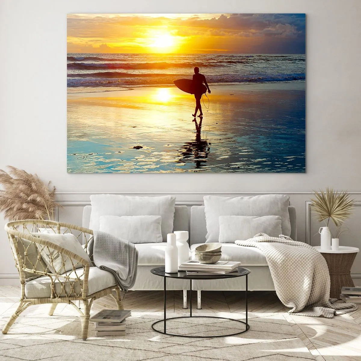 Quadro em vidro - Um surfista caminhando na praia ao pôr do sol com sua prancha - 70x50cm - O Retorno do Guerreiro - Decoração de parede moderna para a sala de estar e quarto ARTTOR