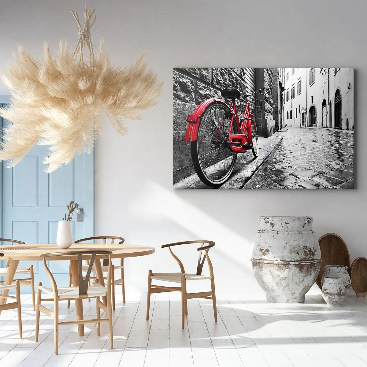 Quadro em tela - Bicicleta vermelha em uma rua preta e branca - 70x50cm - A verdadeira beleza não envelhece - Decoração de parede moderna para a sala de estar e quarto ARTTOR