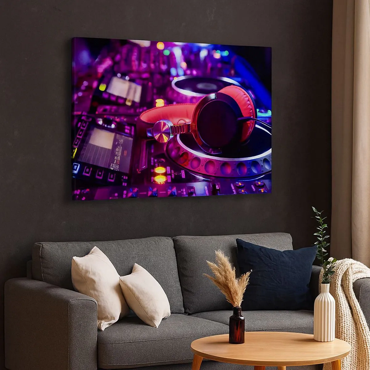 Quadro em tela - Fones de ouvido de DJ em um console com iluminação neon - 70x50cm - Antes da diversão começar - Decoração de parede moderna para a sala de estar e quarto ARTTOR