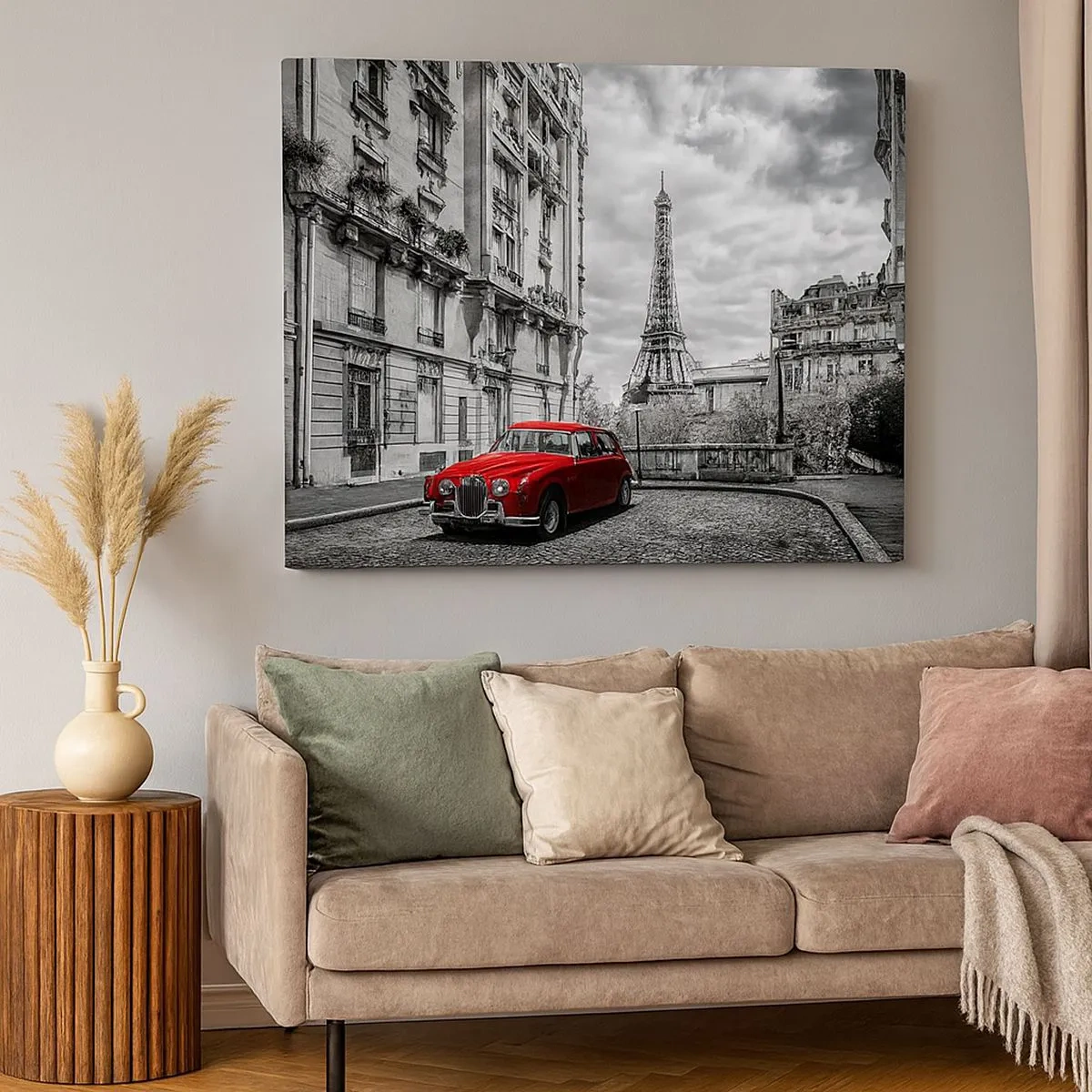 Quadro em tela - Um carro vermelho com a Torre Eiffel ao fundo em um cenário preto e branco - 70x50cm - Predador na cidade - Decoração de parede moderna para a sala de estar e quarto ARTTOR