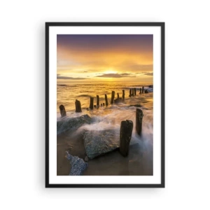 Pôster com moldura preta - Pôr do sol sobre o mar com postes de madeira na praia - 50x70cm - A beleza crua do Mar Báltico - Decoração de parede moderna para a sala de estar e quarto ARTTOR
