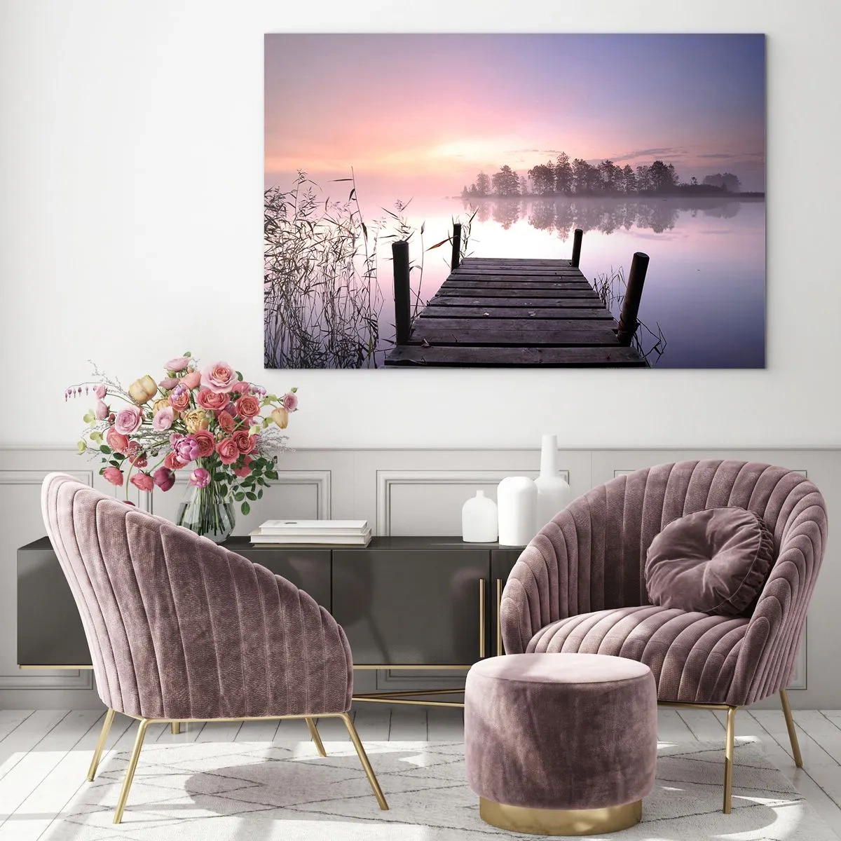 Quadro em vidro - Um píer ao nascer do sol sobre um lago calmo - 70x50cm - Da névoa lilás... - Decoração de parede moderna para a sala de estar e quarto ARTTOR