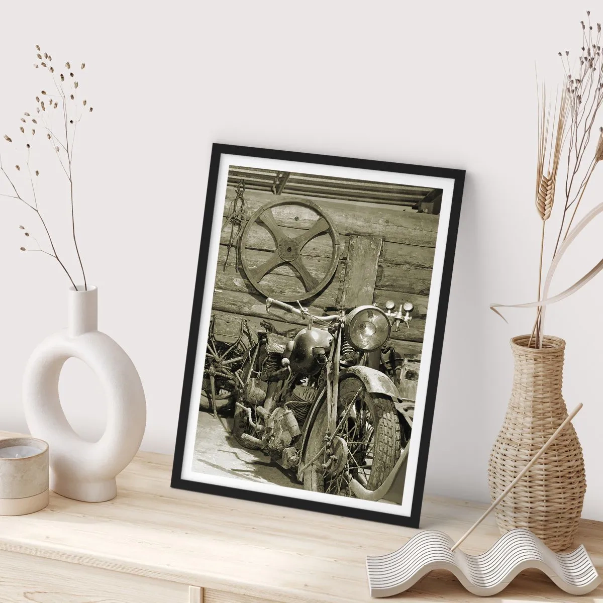 Pôster com moldura preta - Uma motocicleta velha em um galpão de madeira com uma roda ao fundo - 50x70cm - No depósito do tio Jorge - Decoração de parede moderna para a sala de estar e quarto ARTTOR