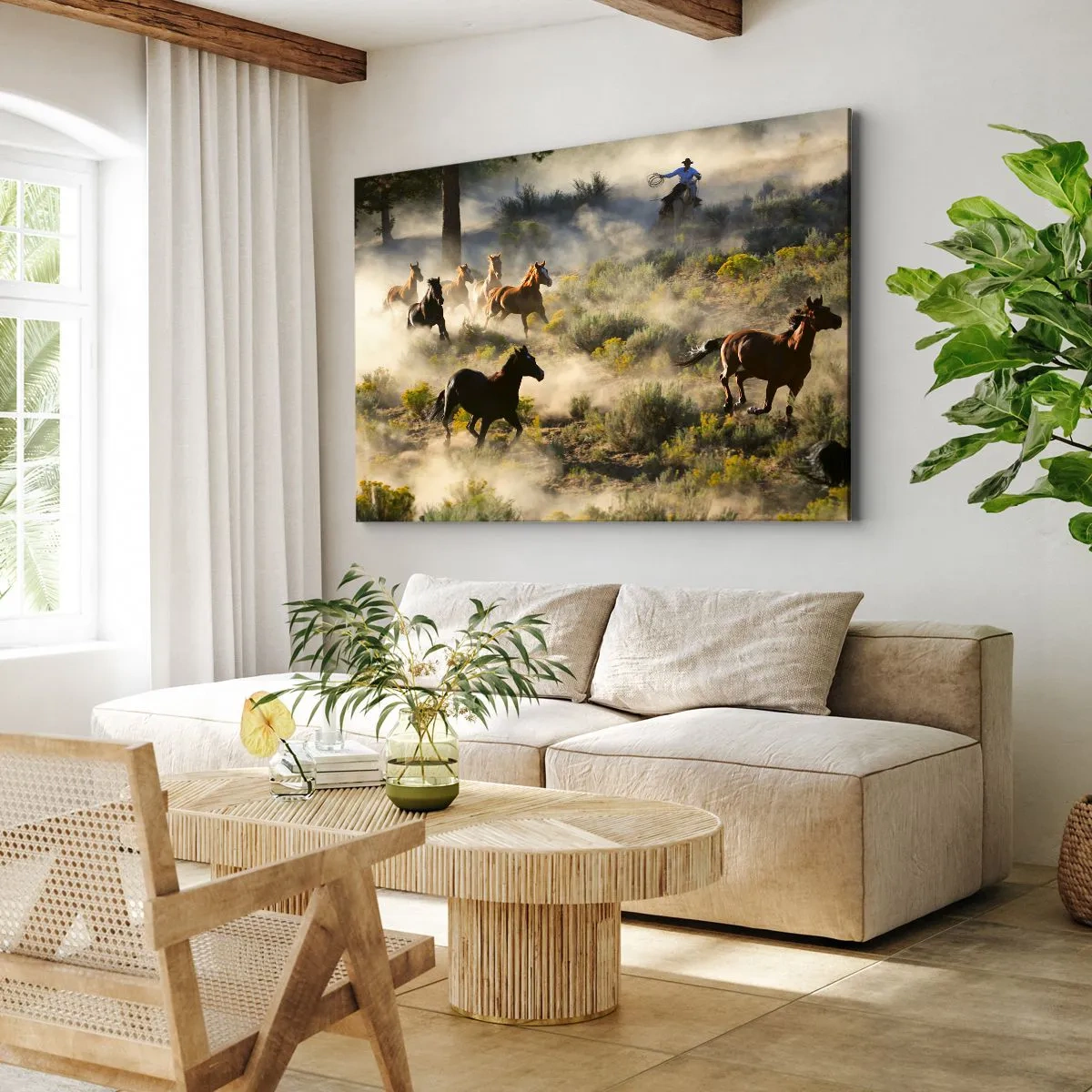 Quadro em tela - Uma manada de cavalos selvagens galopando pela poeira e vegetação - 70x50cm - Competição - liberdade ou força masculina? - Decoração de parede moderna para a sala de estar e quarto ARTTOR