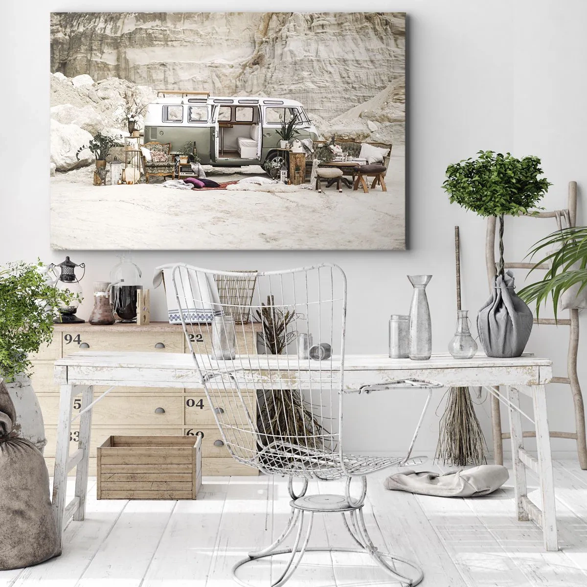 Quadro em tela - Um trailer retrô com design boho em meio a uma paisagem rochosa. - 70x50cm - É hora de começar a jornada - Decoração de parede moderna para a sala de estar e quarto ARTTOR