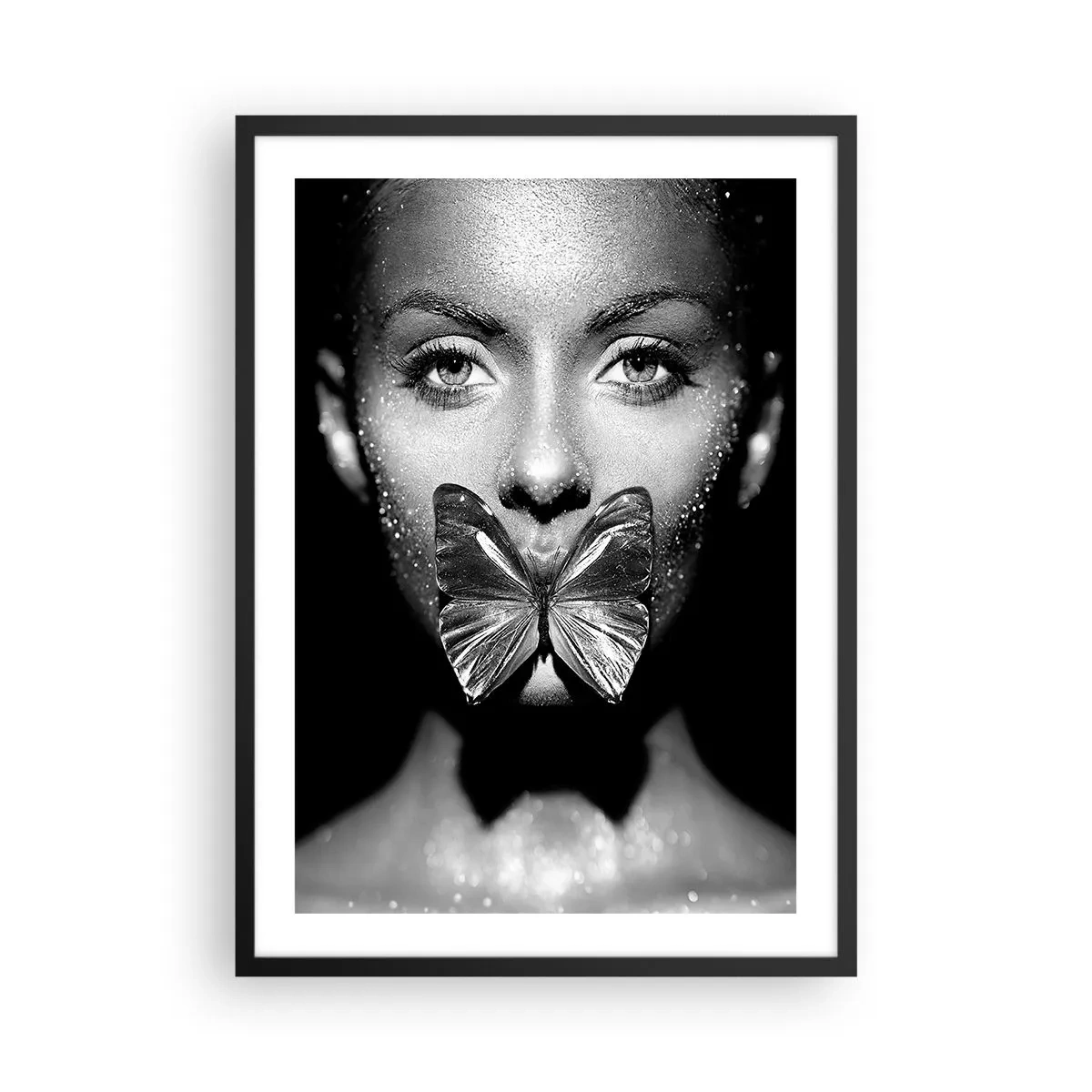 Pôster com moldura preta - Retrato de uma mulher com uma borboleta nos lábios em preto e branco - 50x70cm - O beijo da borboleta - Decoração de parede moderna para a sala de estar e quarto ARTTOR