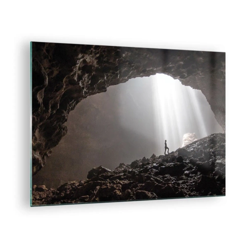 Quadro em vidro - Uma figura em uma caverna iluminada por raios de luz, cercada por rochas escuras - 70x50cm - Gruta luminosa - Decoração de parede moderna para a sala de estar e quarto ARTTOR