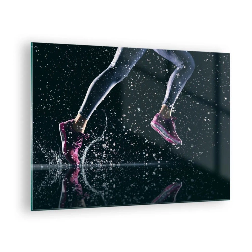 Quadro em vidro - Correndo na água com calçados esportivos contra um fundo escuro - 70x50cm - Quanta força nas pernas - Decoração de parede moderna para a sala de estar e quarto ARTTOR