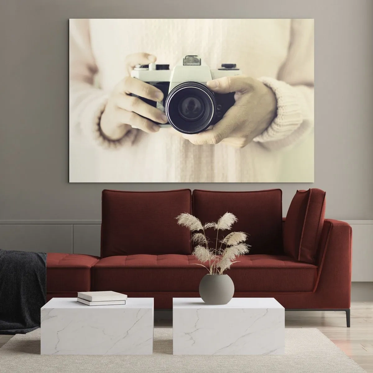Quadro em vidro - Uma pessoa segurando uma câmera clássica nas mãos - 70x50cm - Para ver mais... - Decoração de parede moderna para a sala de estar e quarto ARTTOR