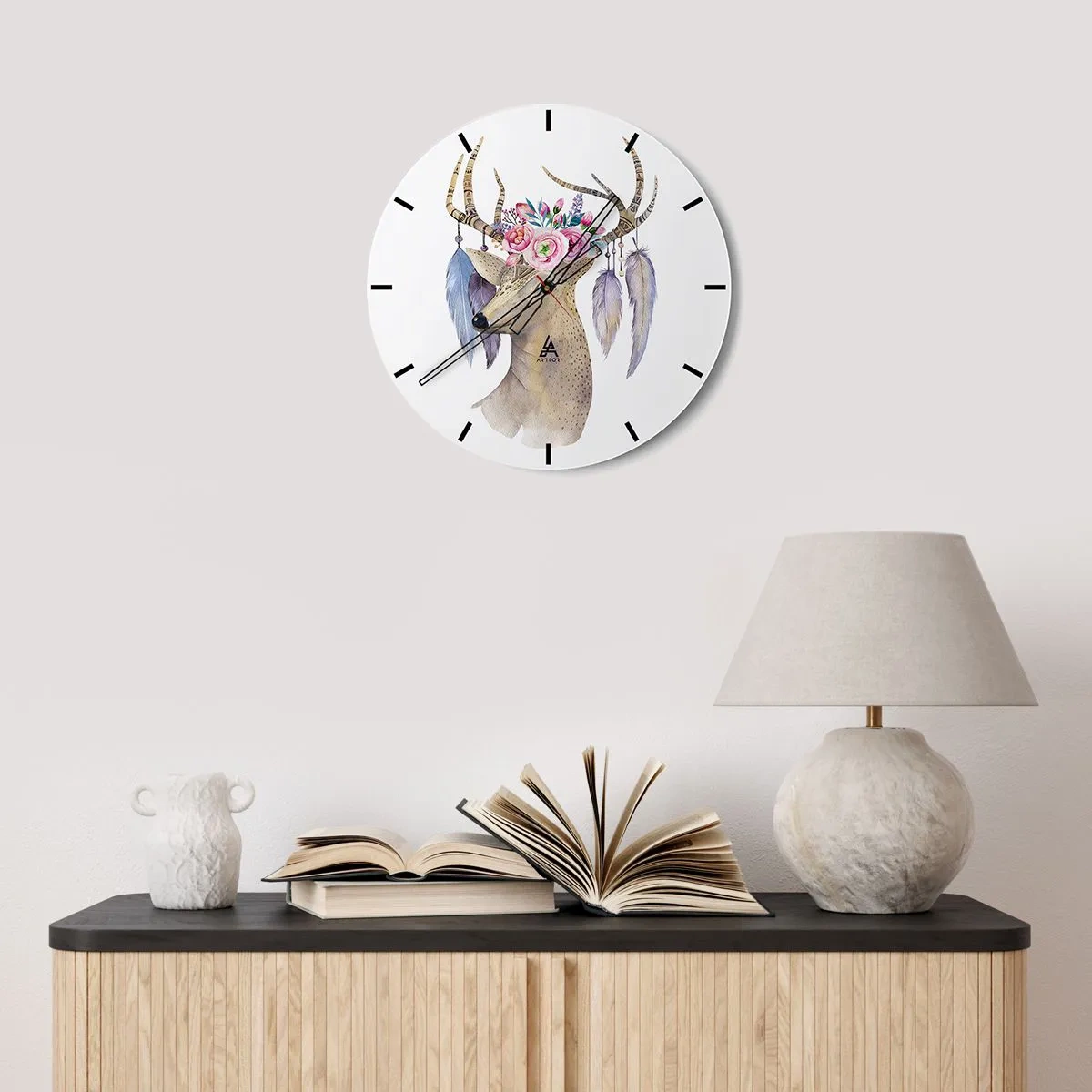 Relógio de parede - Relógio em vidro - Desenho artístico de um veado com flores nos chifres e penas - 30x30cm - Guia da alma - delicado, inocente - Decoração de parede moderna para a sala de estar, cozinha e quarto ARTTOR