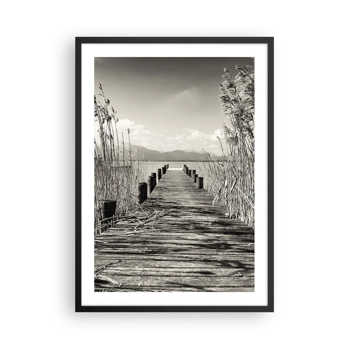 Pôster com moldura preta - Uma ponte de madeira entre os juncos sobre um lago em tons sépia - 50x70cm - No silêncio da relva - Decoração de parede moderna para a sala de estar e quarto ARTTOR